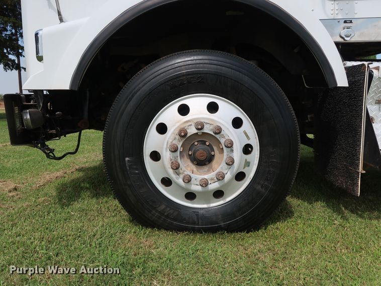 image for item DG4076 2011 Kenworth T800 semi truck