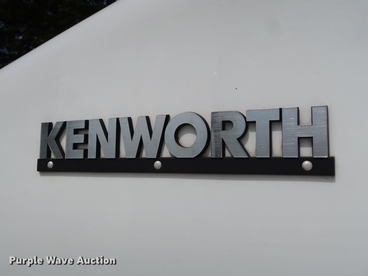 image for item DG4076 2011 Kenworth T800 semi truck