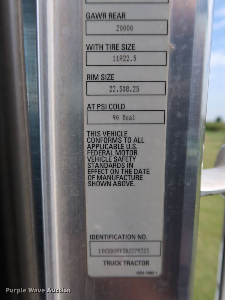 image for item DG4076 2011 Kenworth T800 semi truck