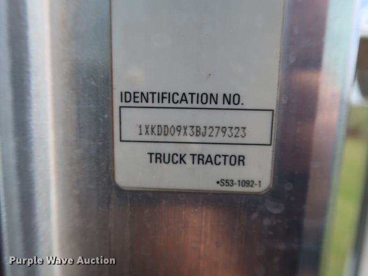 image for item DG4076 2011 Kenworth T800 semi truck