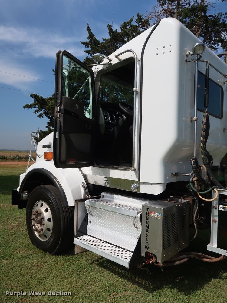 image for item DG4077 2012 Kenworth T800 semi truck