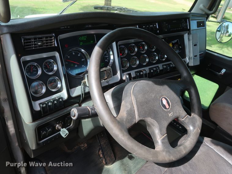 image for item DG4077 2012 Kenworth T800 semi truck