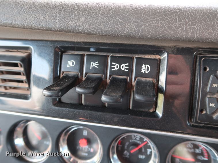 image for item DG4077 2012 Kenworth T800 semi truck