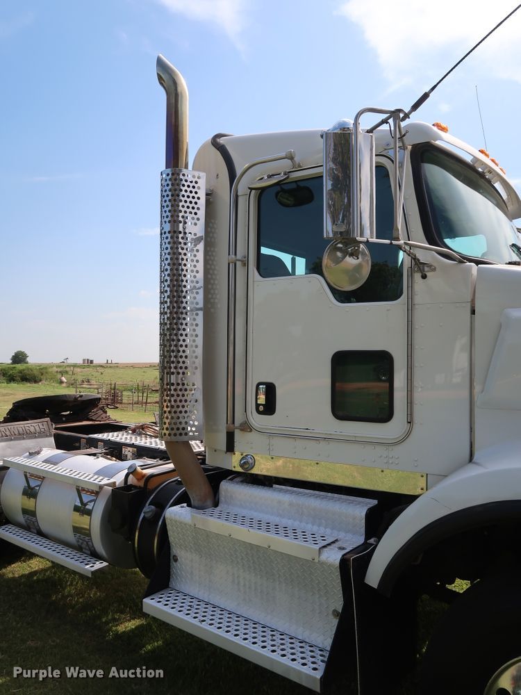 image for item DG4077 2012 Kenworth T800 semi truck