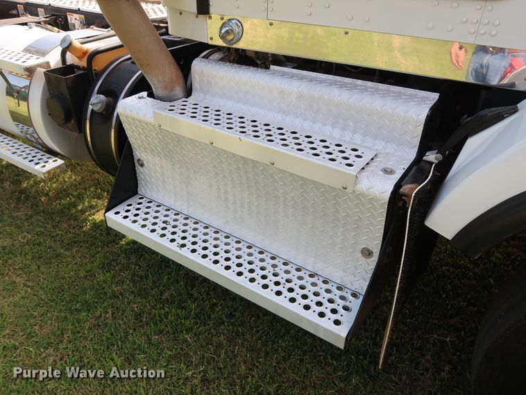 image for item DG4077 2012 Kenworth T800 semi truck