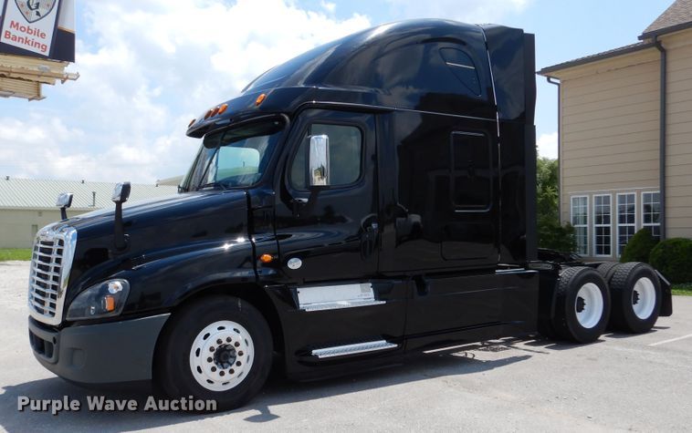 image for item DY9852 2015 Freightliner Cascadia semi truck