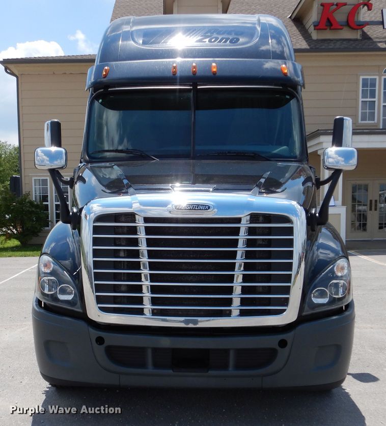 image for item DY9852 2015 Freightliner Cascadia semi truck