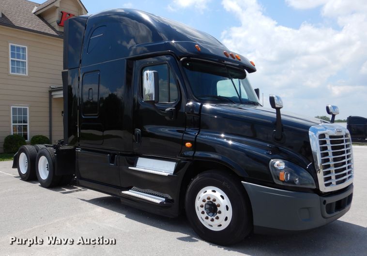 image for item DY9852 2015 Freightliner Cascadia semi truck