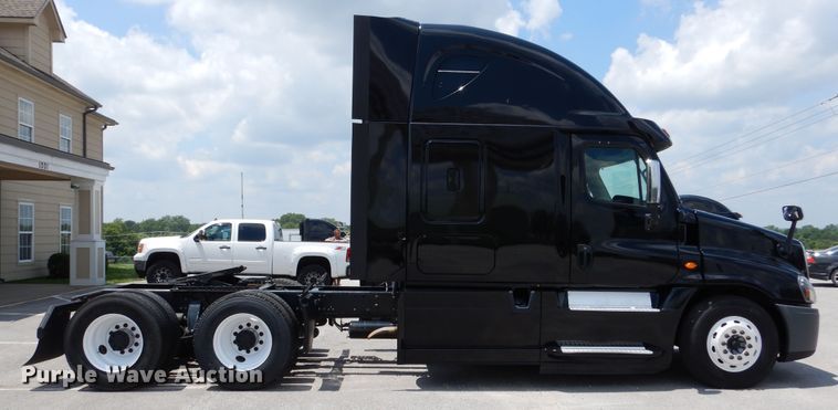 image for item DY9852 2015 Freightliner Cascadia semi truck