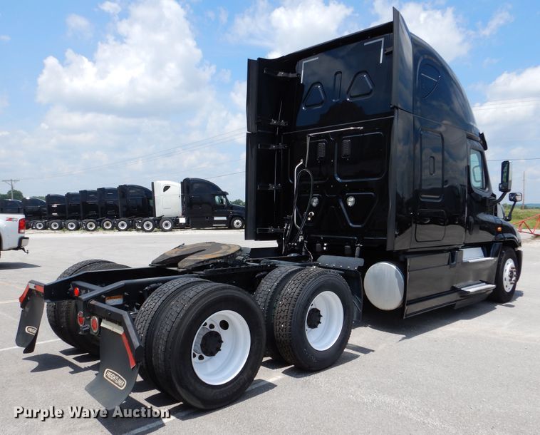 image for item DY9852 2015 Freightliner Cascadia semi truck