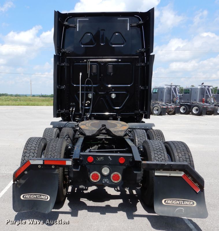 image for item DY9852 2015 Freightliner Cascadia semi truck