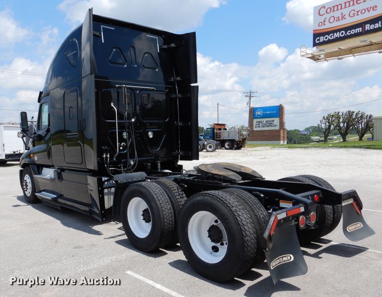 image for item DY9852 2015 Freightliner Cascadia semi truck