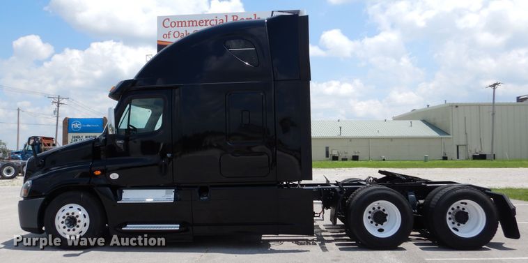 image for item DY9852 2015 Freightliner Cascadia semi truck