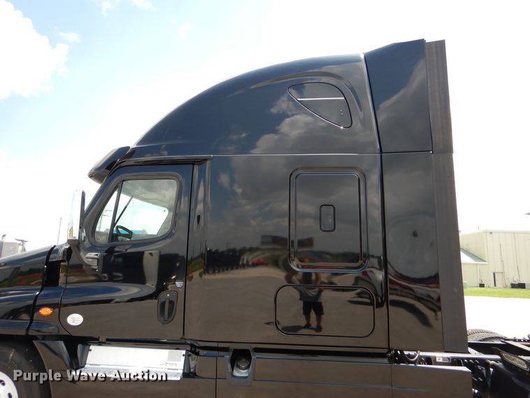 image for item DY9852 2015 Freightliner Cascadia semi truck