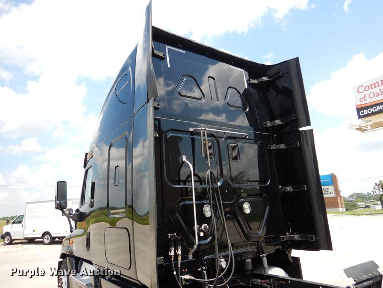 image for item DY9852 2015 Freightliner Cascadia semi truck