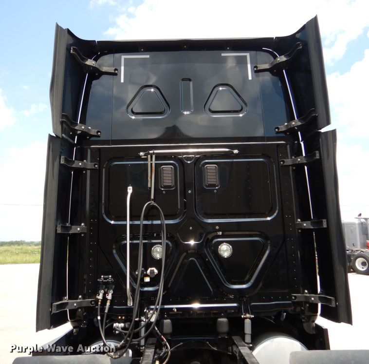 image for item DY9852 2015 Freightliner Cascadia semi truck