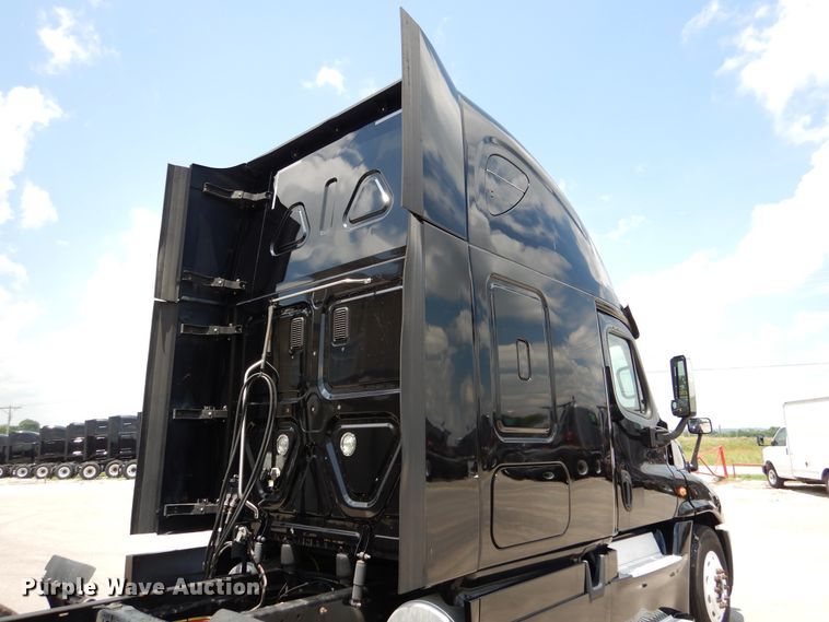 image for item DY9852 2015 Freightliner Cascadia semi truck