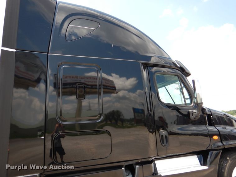 image for item DY9852 2015 Freightliner Cascadia semi truck