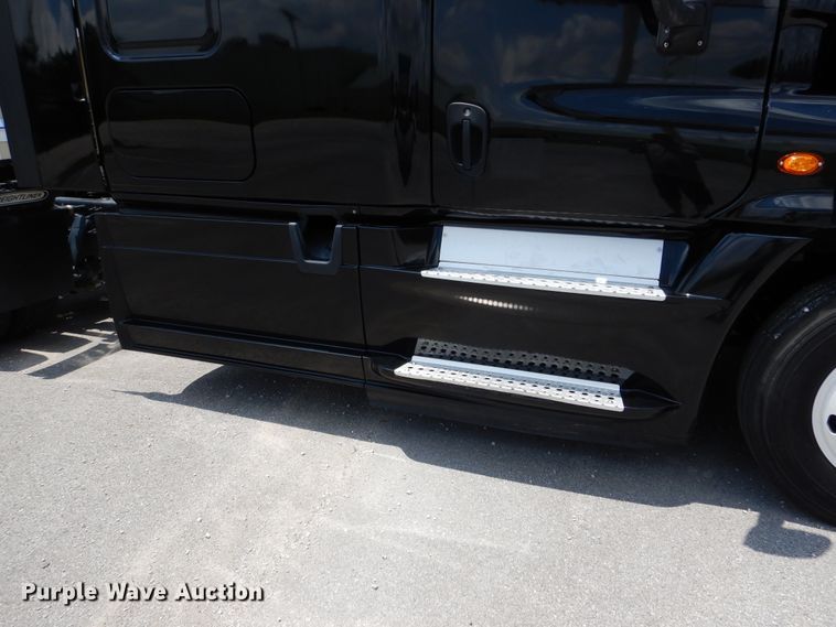 image for item DY9852 2015 Freightliner Cascadia semi truck