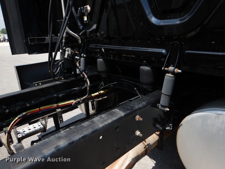 image for item DY9852 2015 Freightliner Cascadia semi truck