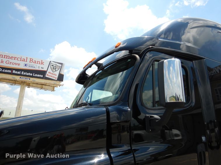 image for item DY9852 2015 Freightliner Cascadia semi truck