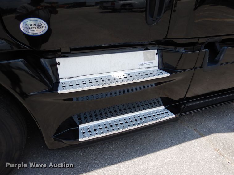 image for item DY9852 2015 Freightliner Cascadia semi truck