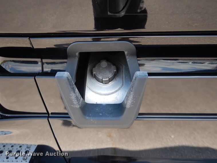 image for item DY9852 2015 Freightliner Cascadia semi truck