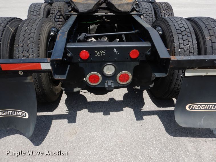 image for item DY9852 2015 Freightliner Cascadia semi truck