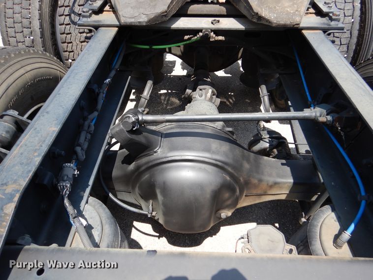 image for item DY9852 2015 Freightliner Cascadia semi truck