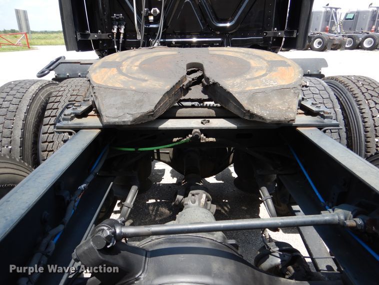 image for item DY9852 2015 Freightliner Cascadia semi truck