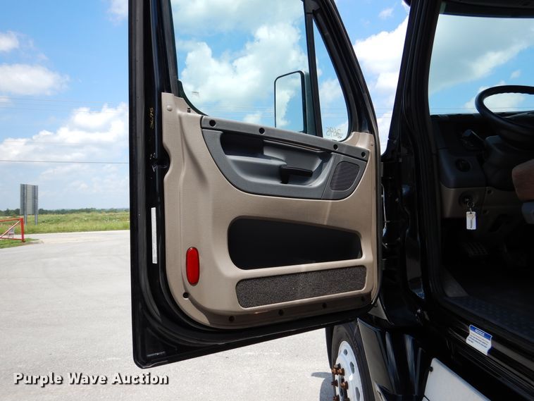 image for item DY9852 2015 Freightliner Cascadia semi truck