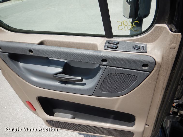 image for item DY9852 2015 Freightliner Cascadia semi truck