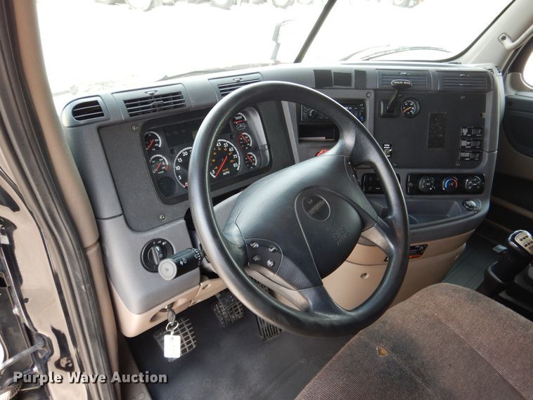 image for item DY9852 2015 Freightliner Cascadia semi truck