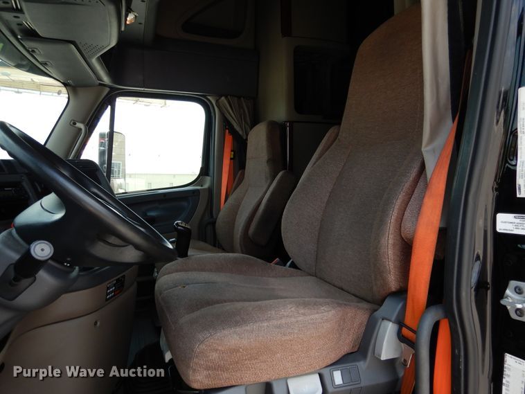 image for item DY9852 2015 Freightliner Cascadia semi truck