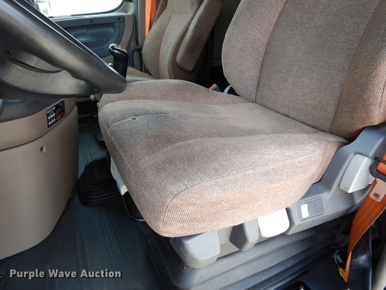 image for item DY9852 2015 Freightliner Cascadia semi truck