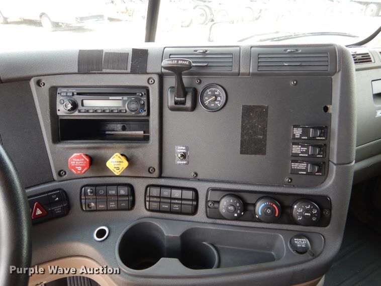 image for item DY9852 2015 Freightliner Cascadia semi truck