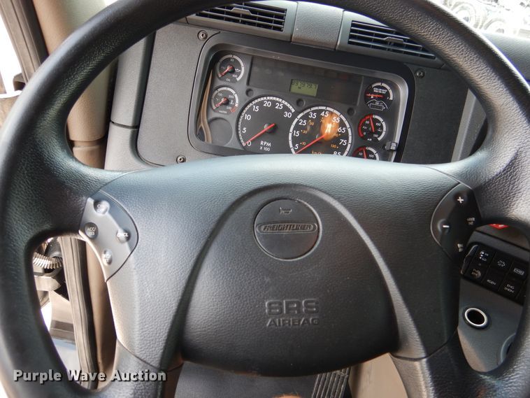 image for item DY9852 2015 Freightliner Cascadia semi truck