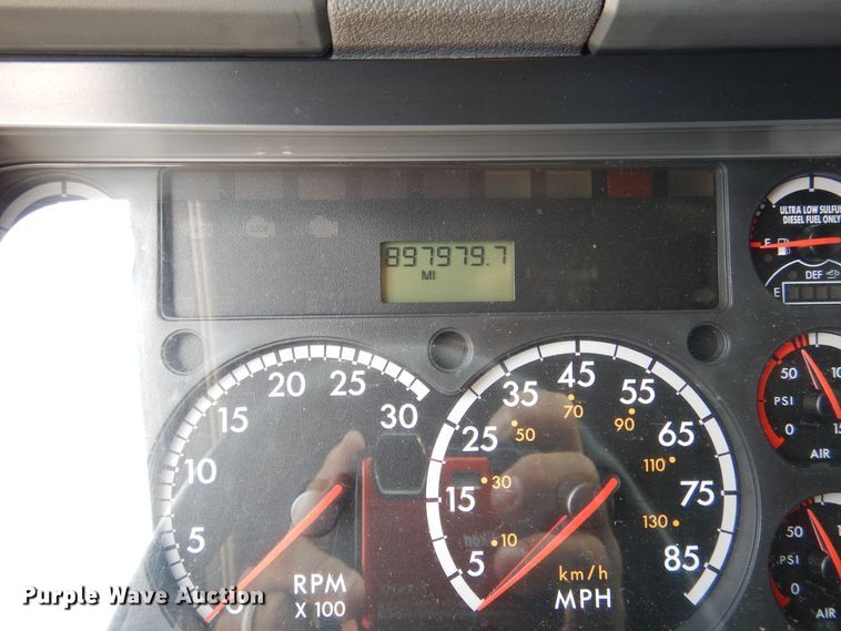 image for item DY9852 2015 Freightliner Cascadia semi truck