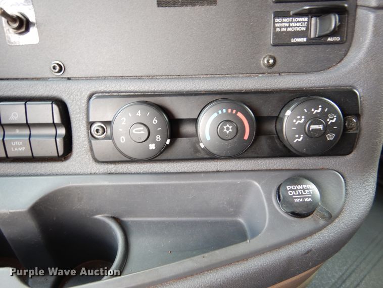 image for item DY9852 2015 Freightliner Cascadia semi truck