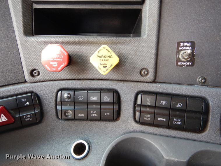 image for item DY9852 2015 Freightliner Cascadia semi truck