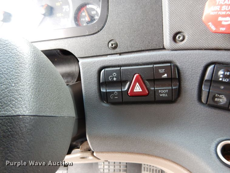 image for item DY9852 2015 Freightliner Cascadia semi truck