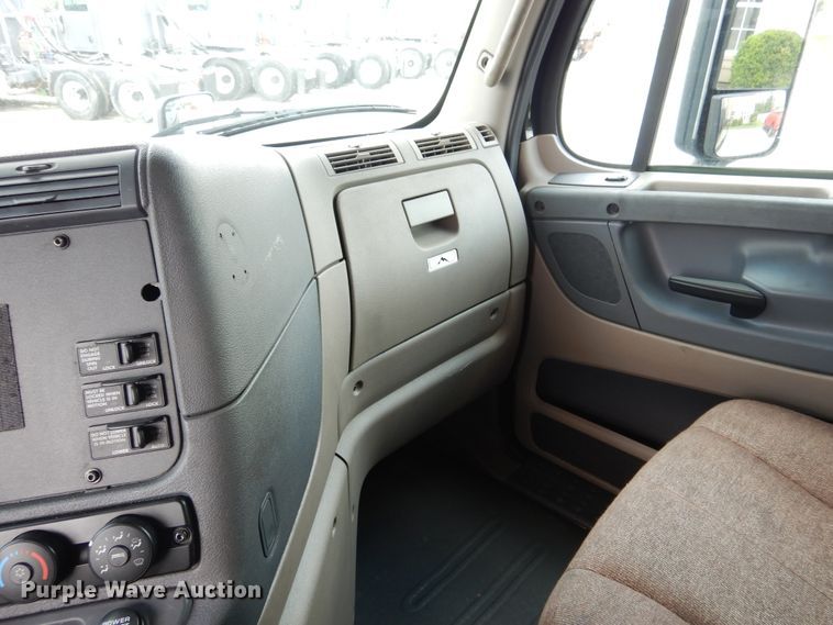 image for item DY9852 2015 Freightliner Cascadia semi truck