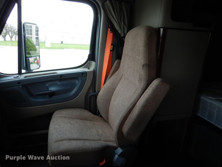 image for item DY9852 2015 Freightliner Cascadia semi truck