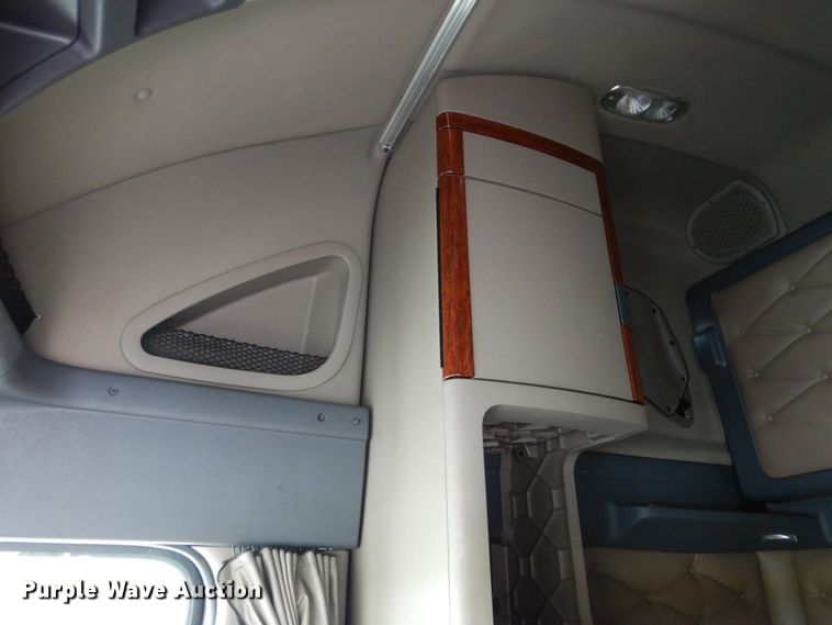 image for item DY9852 2015 Freightliner Cascadia semi truck