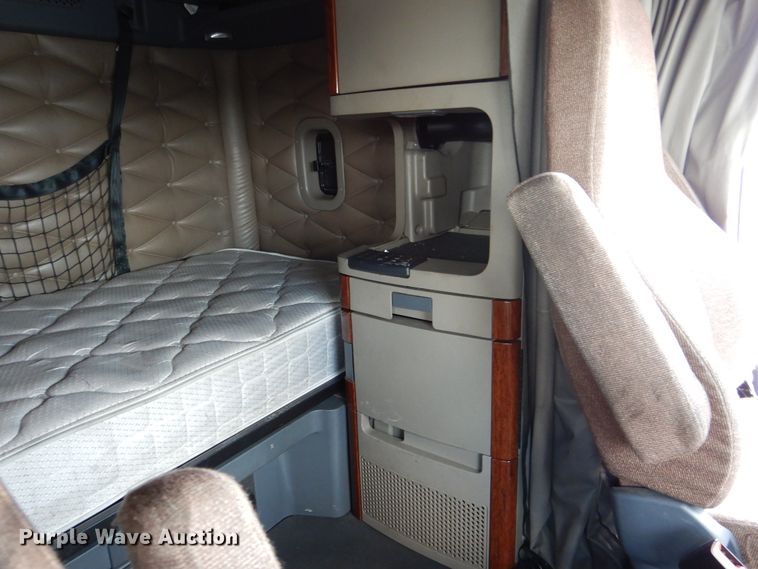 image for item DY9852 2015 Freightliner Cascadia semi truck