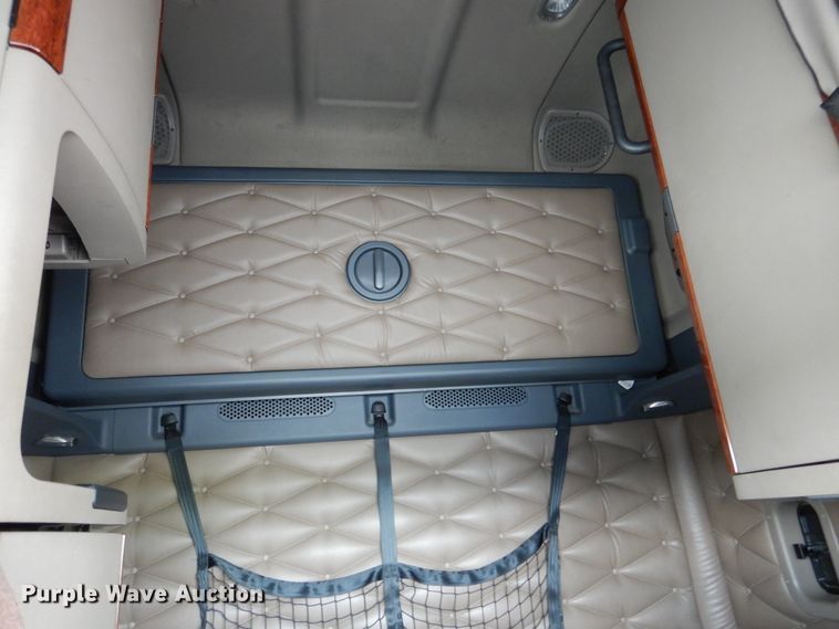 image for item DY9852 2015 Freightliner Cascadia semi truck