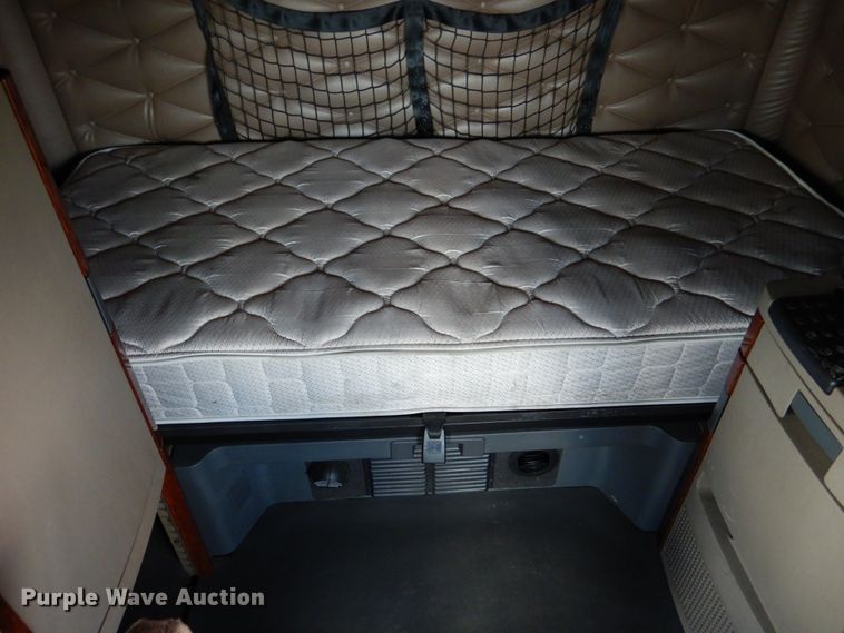 image for item DY9852 2015 Freightliner Cascadia semi truck