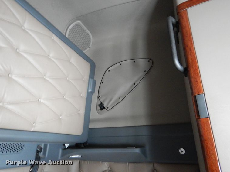 image for item DY9852 2015 Freightliner Cascadia semi truck