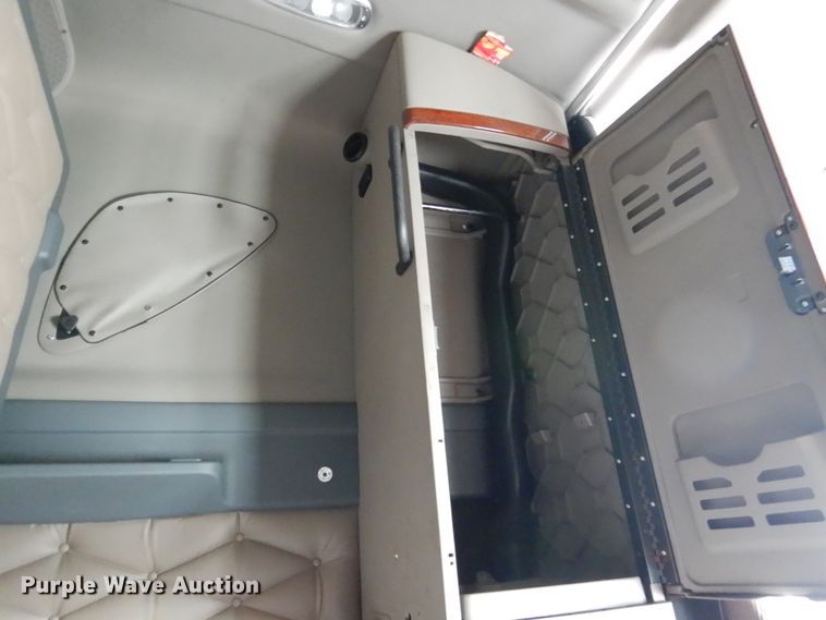 image for item DY9852 2015 Freightliner Cascadia semi truck