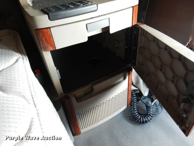 image for item DY9852 2015 Freightliner Cascadia semi truck